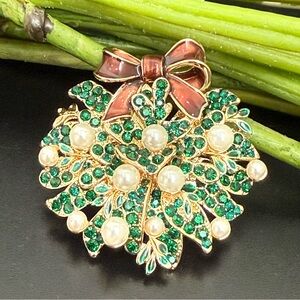 Vintage Unsigned Enameled Wreath Faux Pearl Christmas Brooch 29.7g.